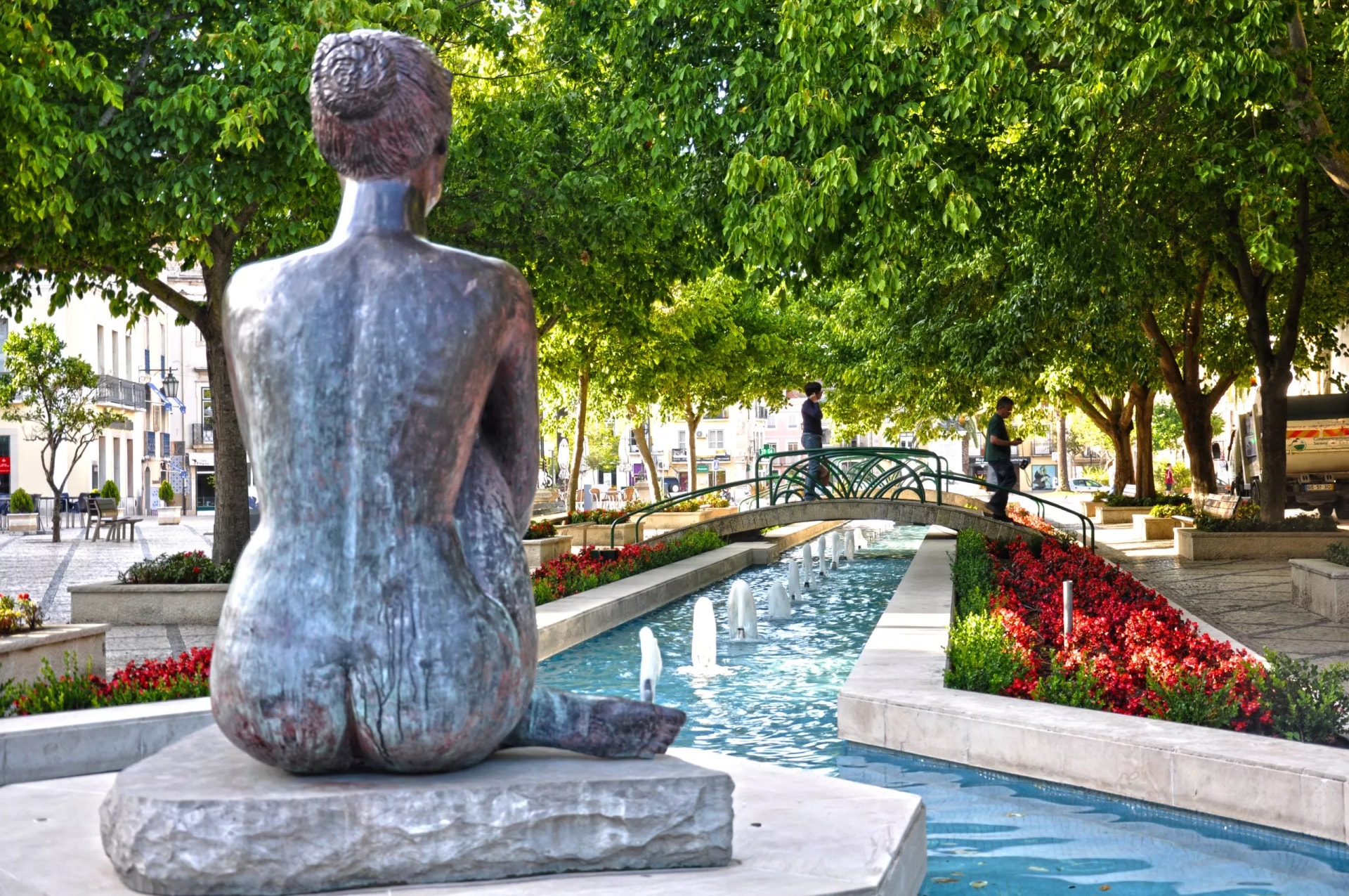 Fuente con estatua de mujer en Setúbal, Portugal