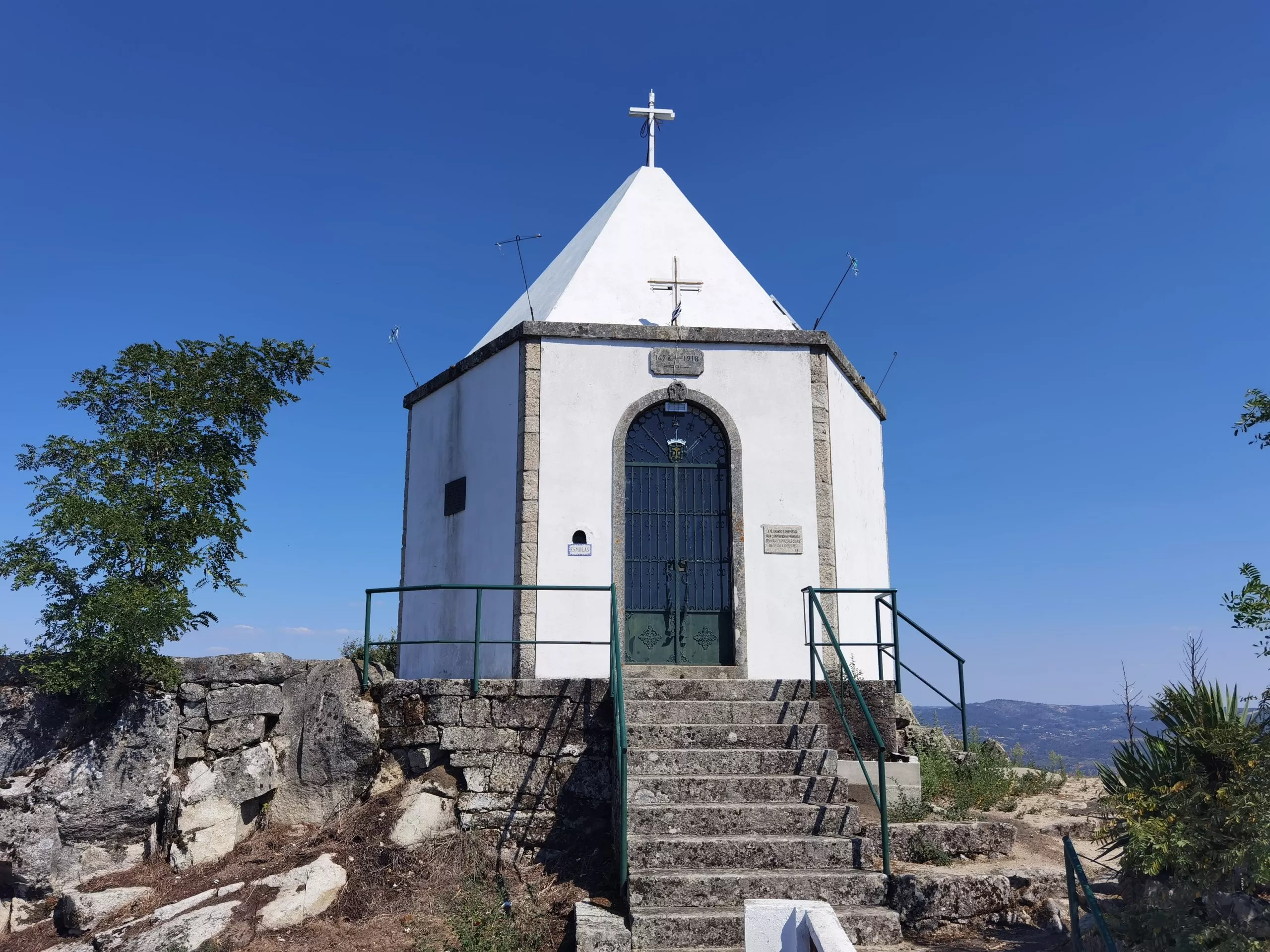 Pequena capela no alto da montanha de Nossa Senhora da Cunha em Alijó, Portugal