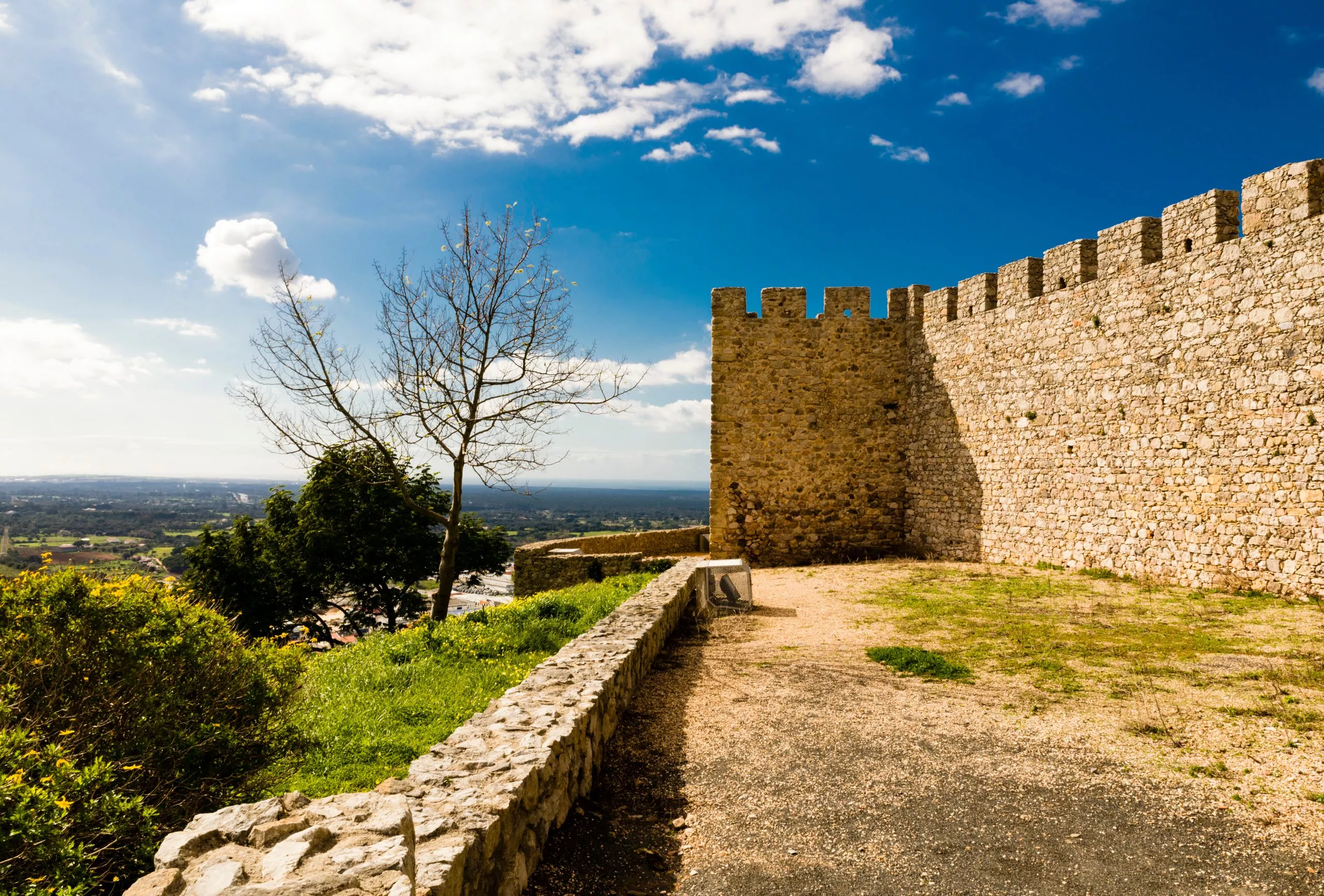 Pormenor do Castelo de Santiago do Cacém e vista para o oceano atlântico, litoral alentejano.
